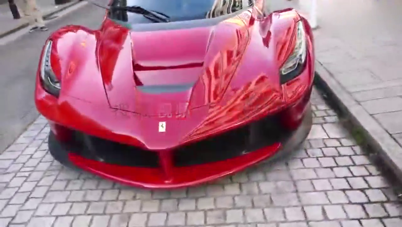 价值三千万法拉利跑车，下车的一瞬间女孩蒙圈了！