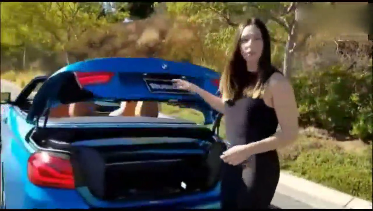 价值60万的宝马硬顶敞篷车，女销售打开后备箱后买不买自己做决定