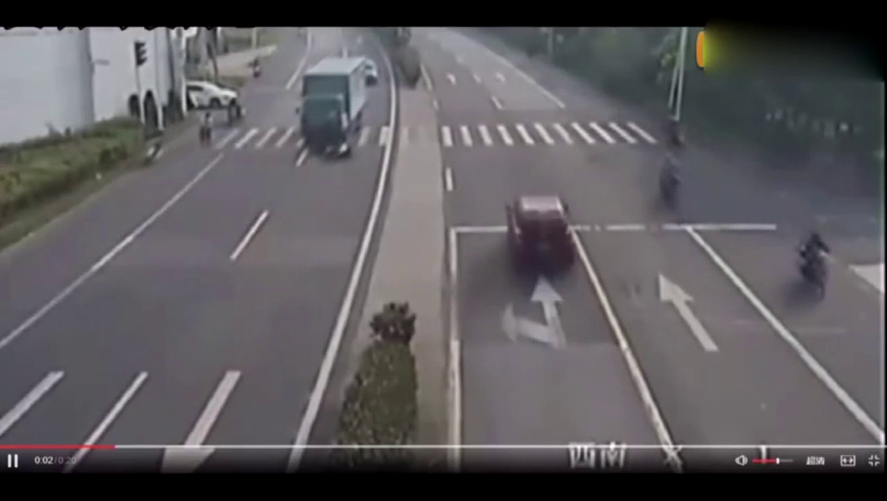 任性横穿马路，电动车付出了生命的代价