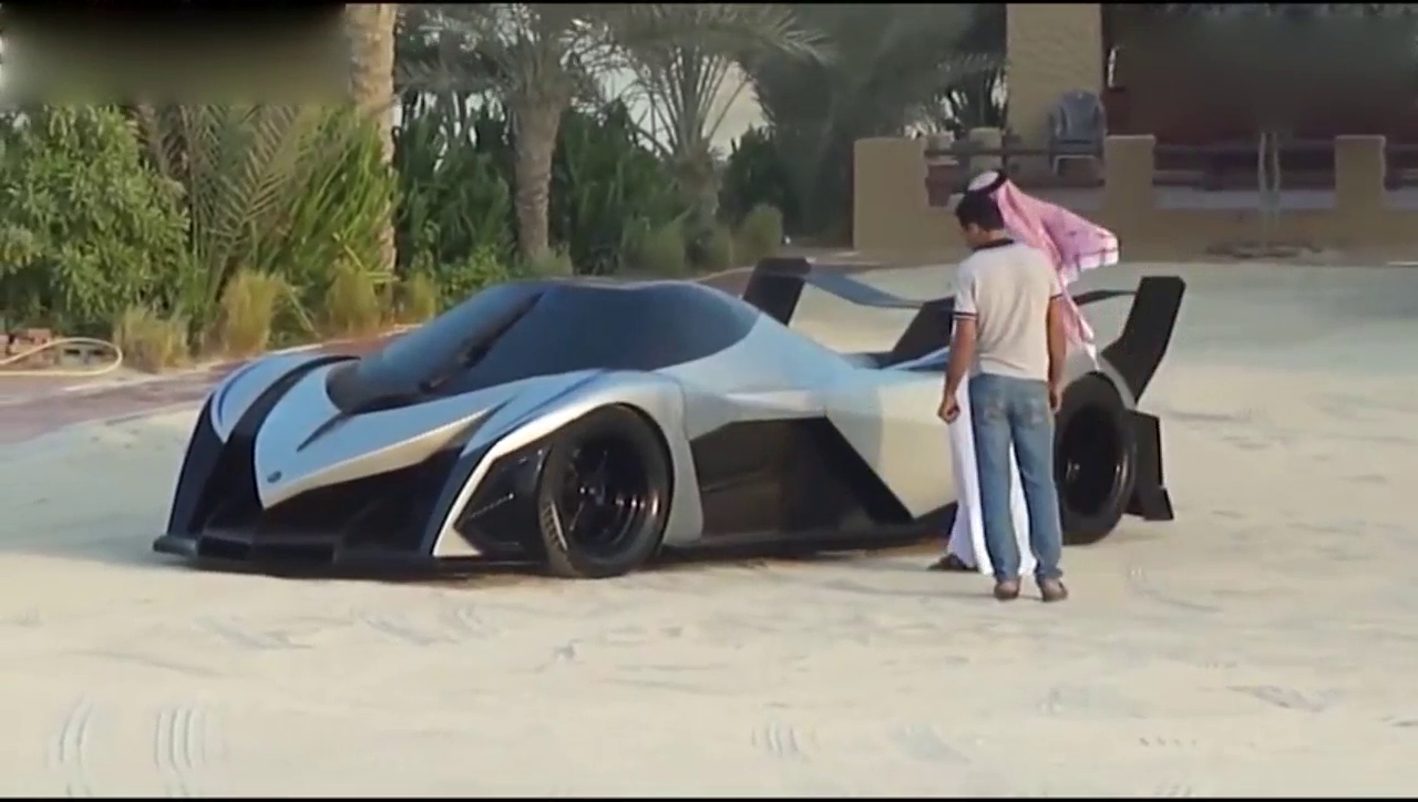私人订制的超级跑车刚刚到货，转弯的那一刻迪拜土豪蒙圈了