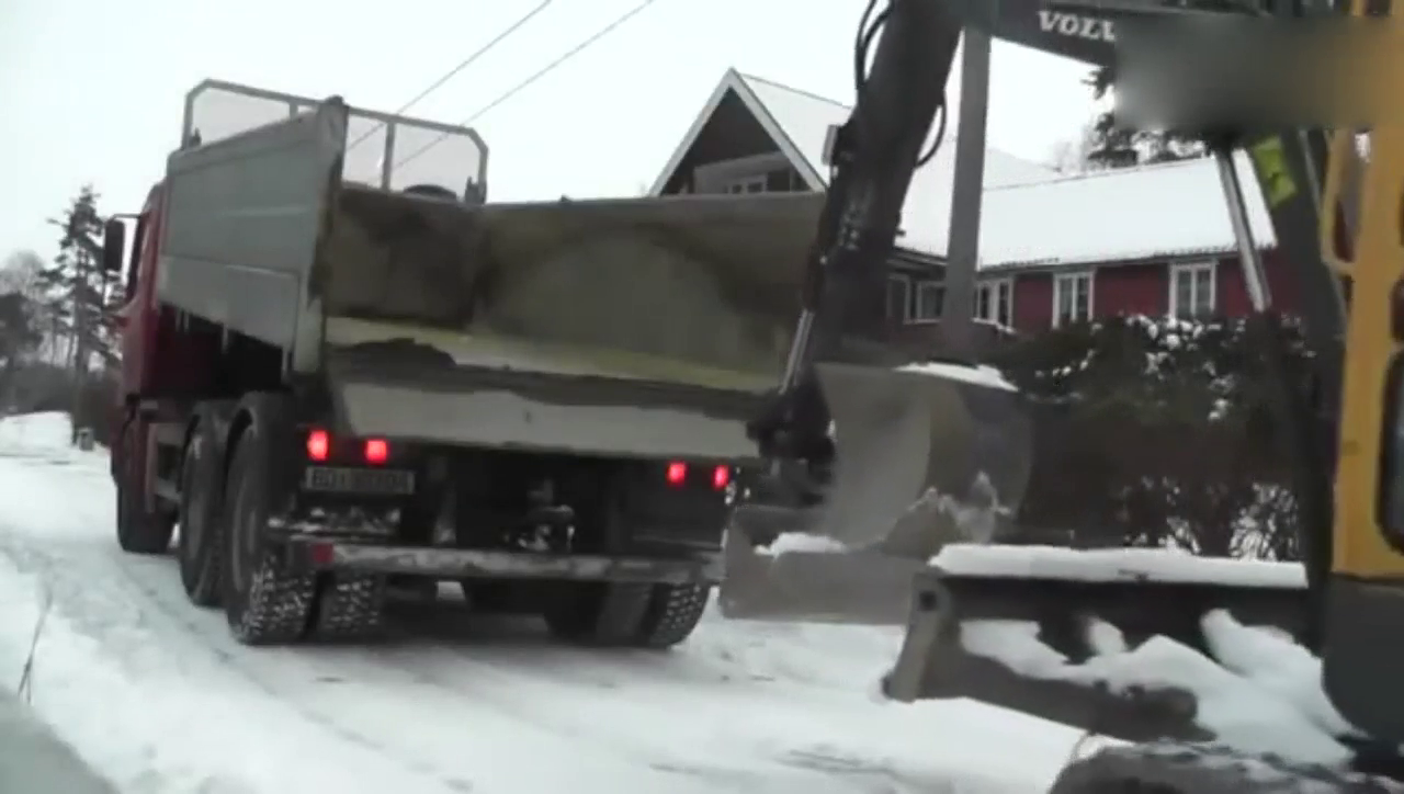 只有一位司机，如何把小挖掘机开上很高的卡车