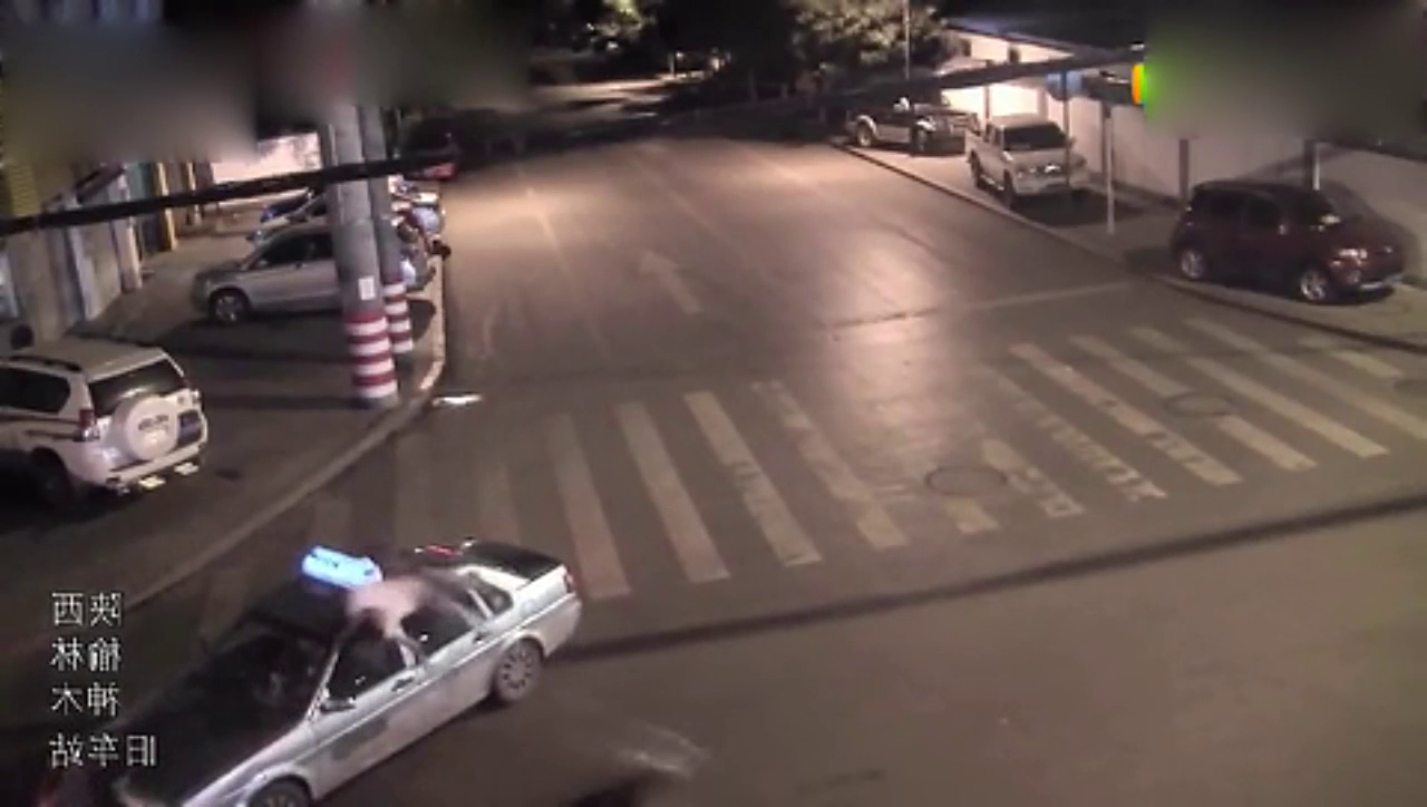 和出租车发生对撞后，摩托车上的情侣被甩飞