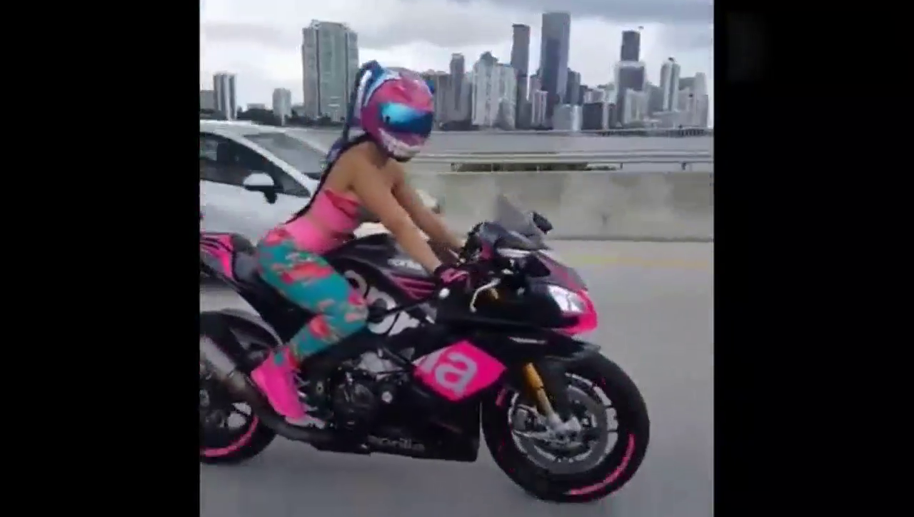 美女开宝马跑车上高速，可是路人却被这个东西吸引了