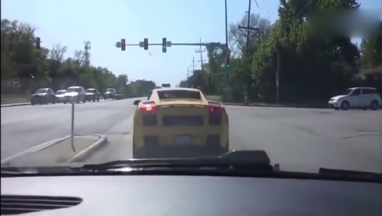 超级跑车就应该这样开 才显得威风 你们说呢