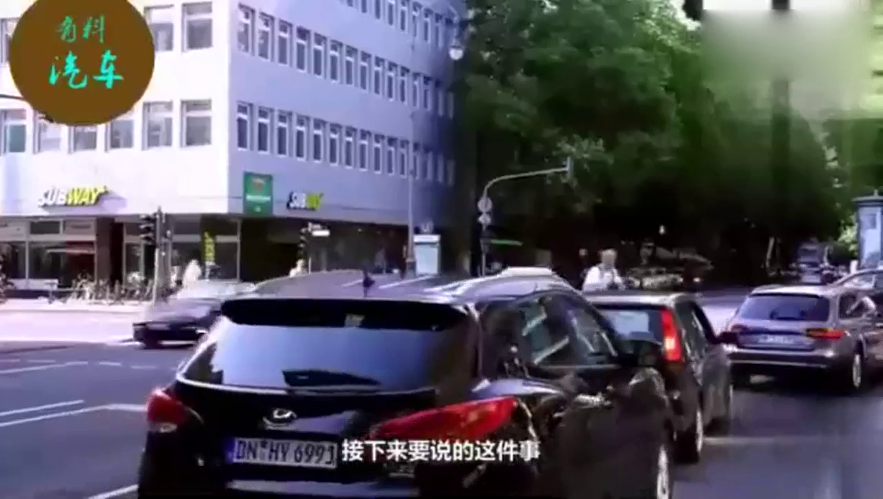 资讯：奔驰车被贴纸条，我可以八百万买你的车牌吗？网友神评论