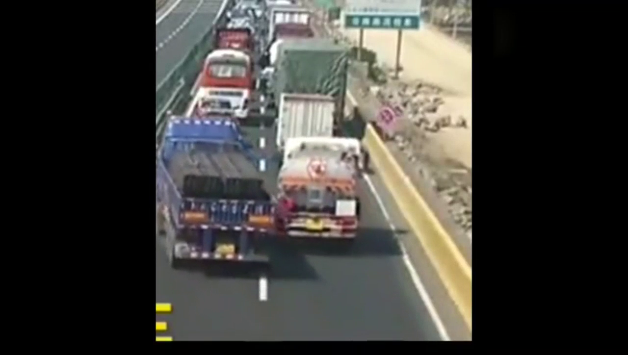 在红绿灯路口突然卡车刹车失灵，多危险