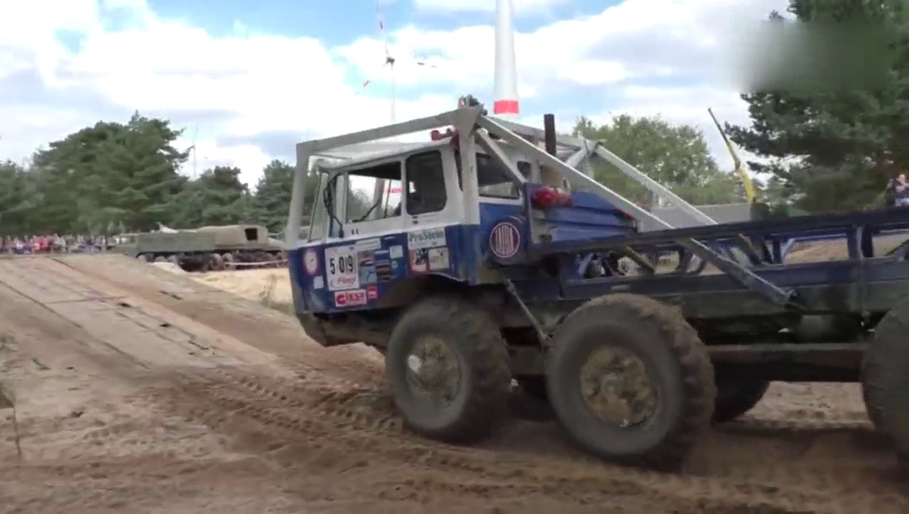 捷克太脱拉重型卡车表演断桥掉头