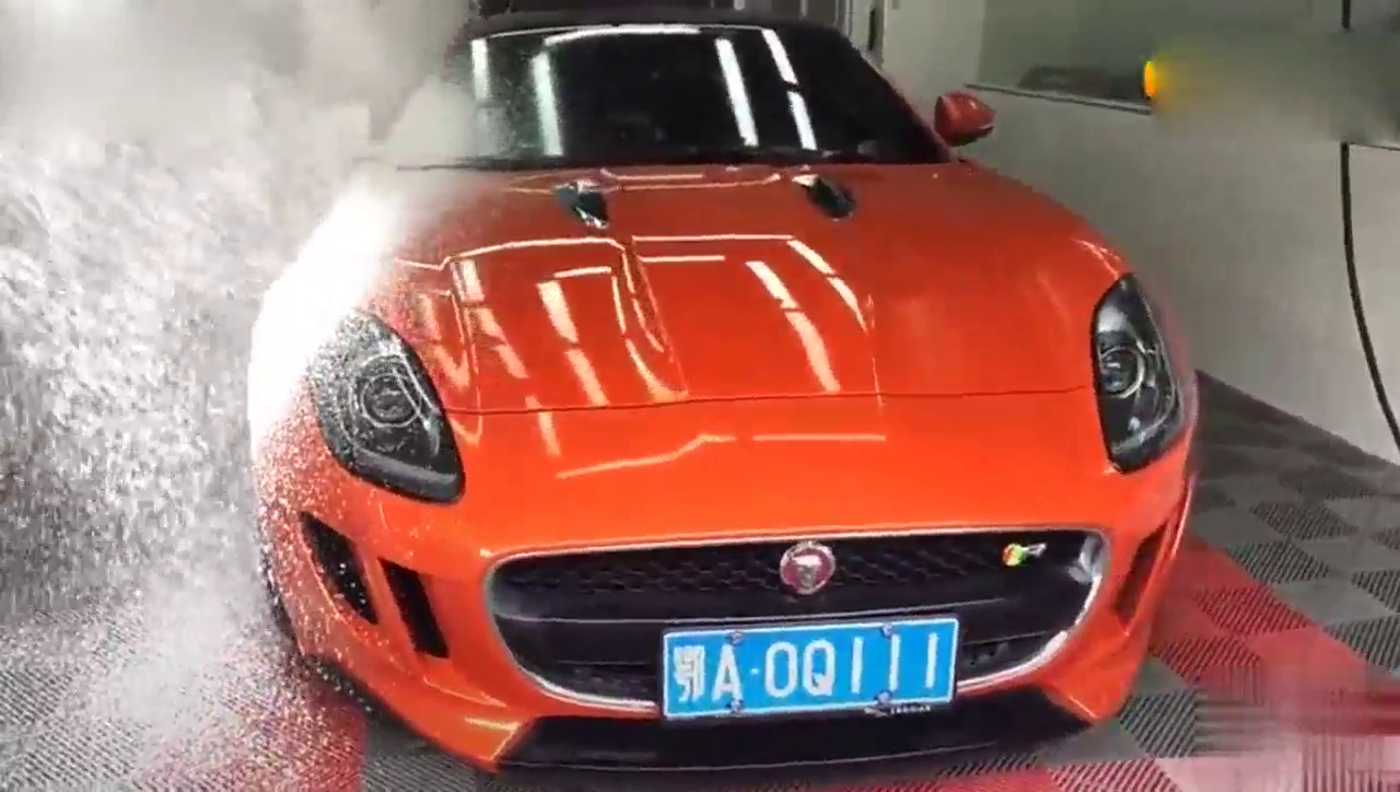 捷豹跑车原来是这么洗车的啊，难怪这款车贵呢