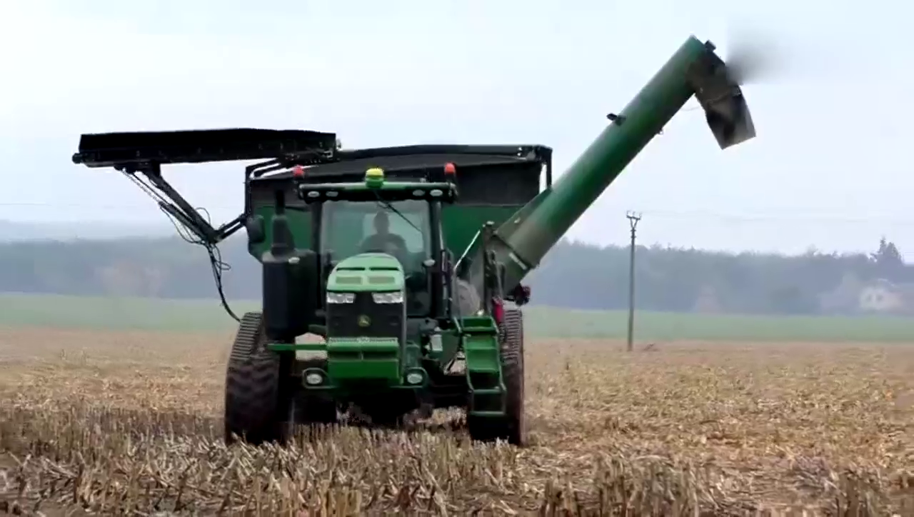 捷克太脱拉农用卡车田间作业，大单胎全轮驱动孔武有力