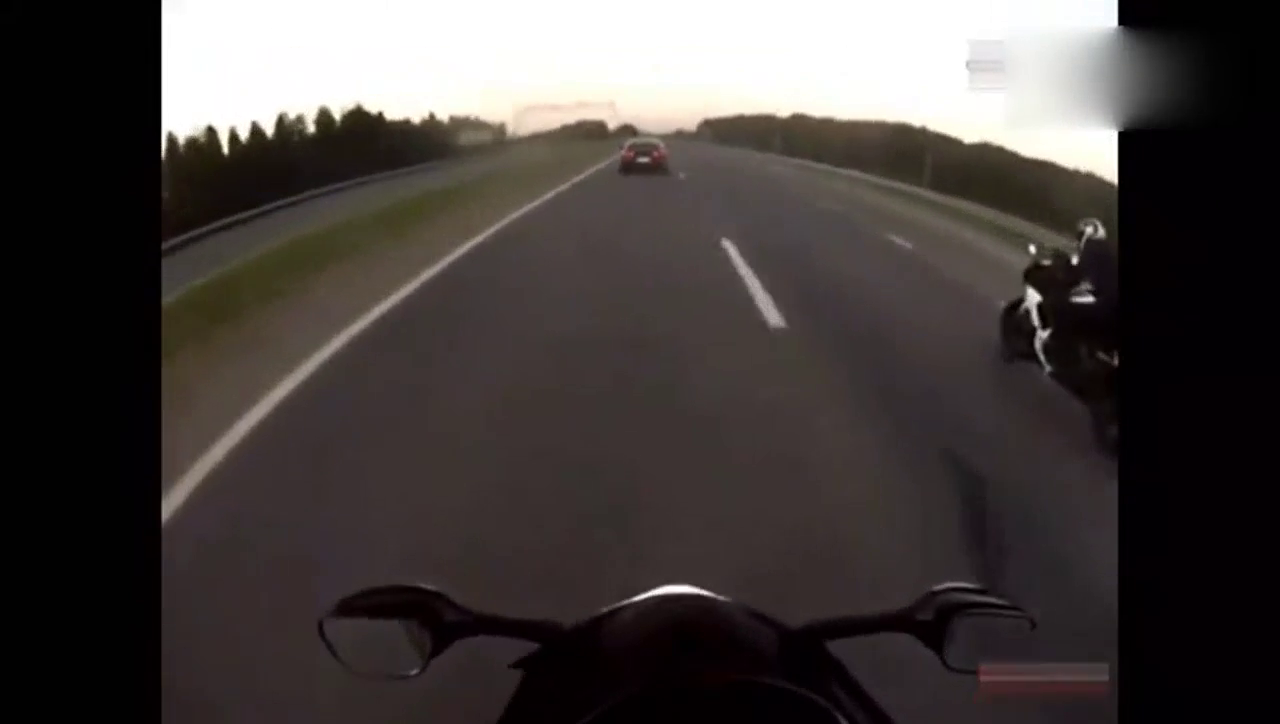 摩托车与跑车疯狂飙车 跑车猛加油门后尾灯都看不见了