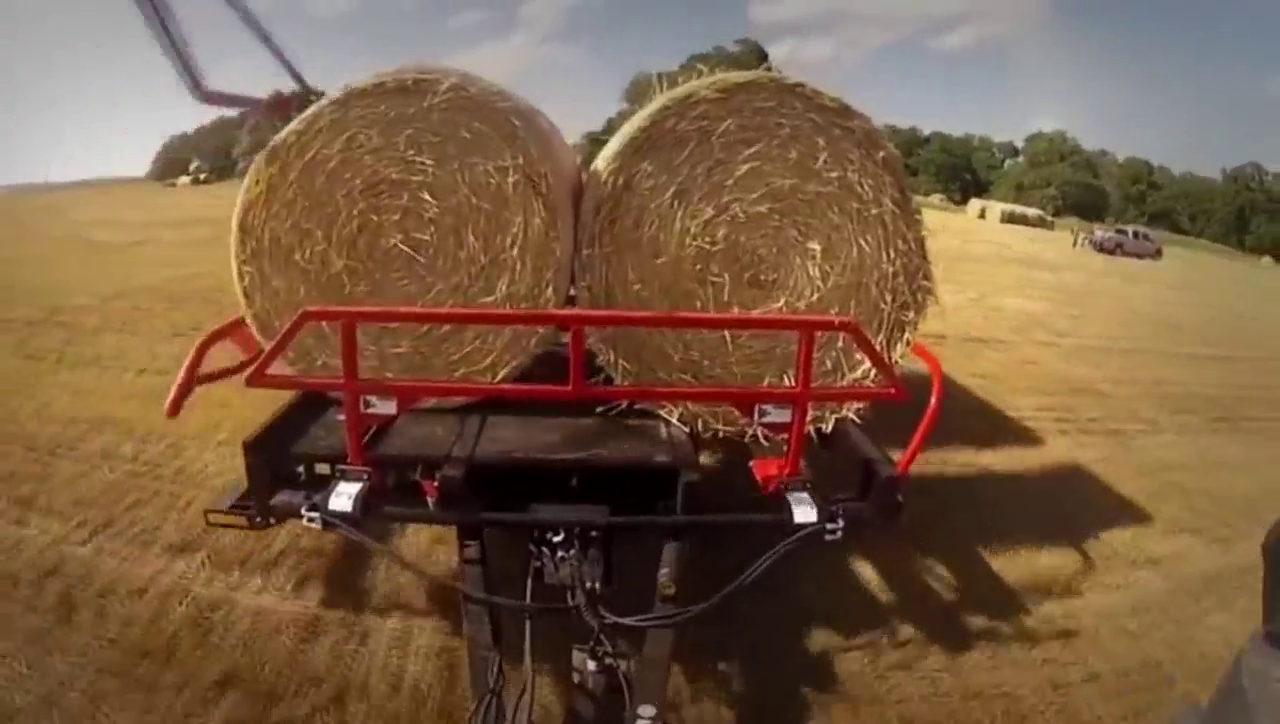 在国内还没见过，这样收获稻草的农业卡车
