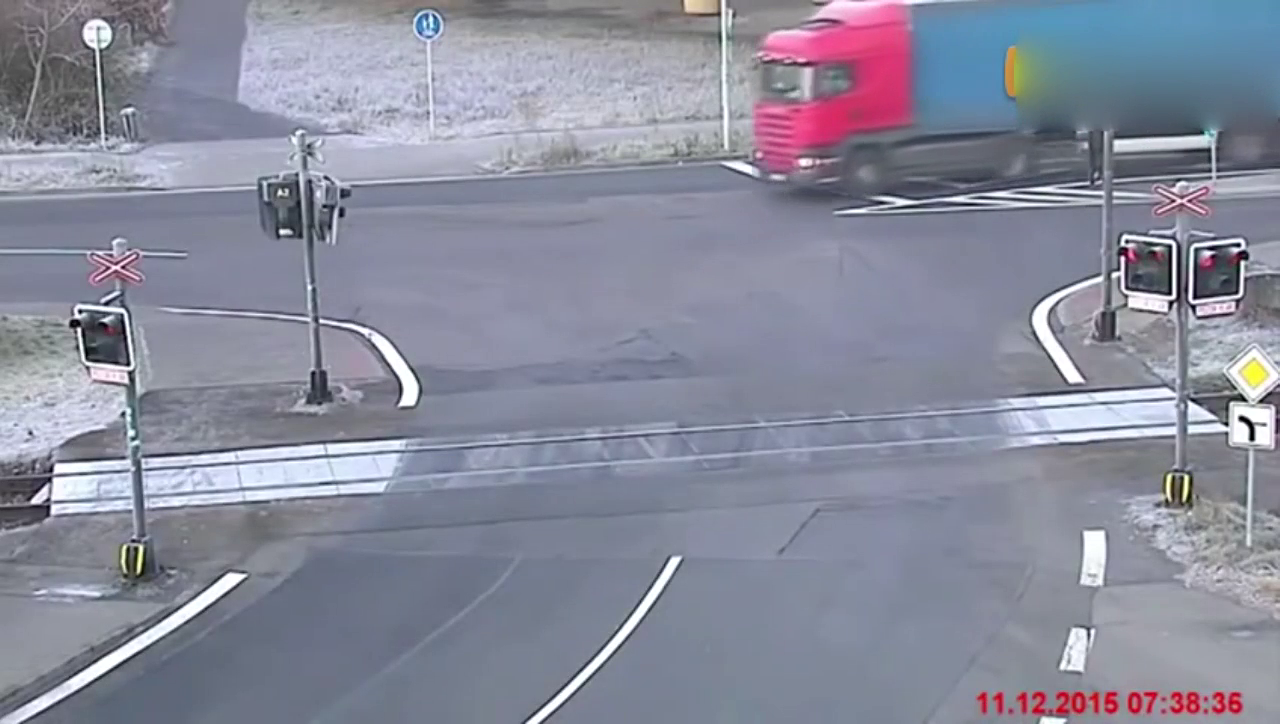 火车怒怼卡车的恐怖合集，不堪入目