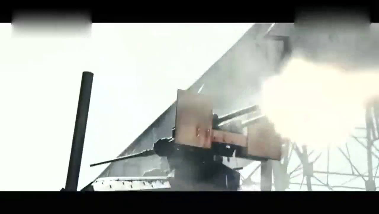 监狱出动装甲卡车 坦克炮打烂911跑车喷火器焚烧