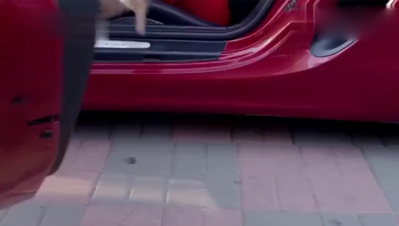 小伙找人假扮女友，不料假女友穿一身红裙从跑车出来，杀伤力太强