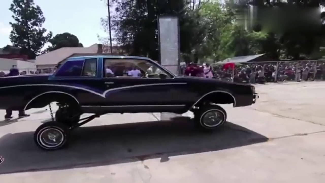 这是玩的什么改装车比赛看谁磕头更响