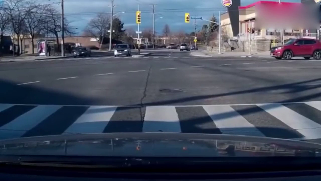 这样的大卡车撞过来真是被吓到了