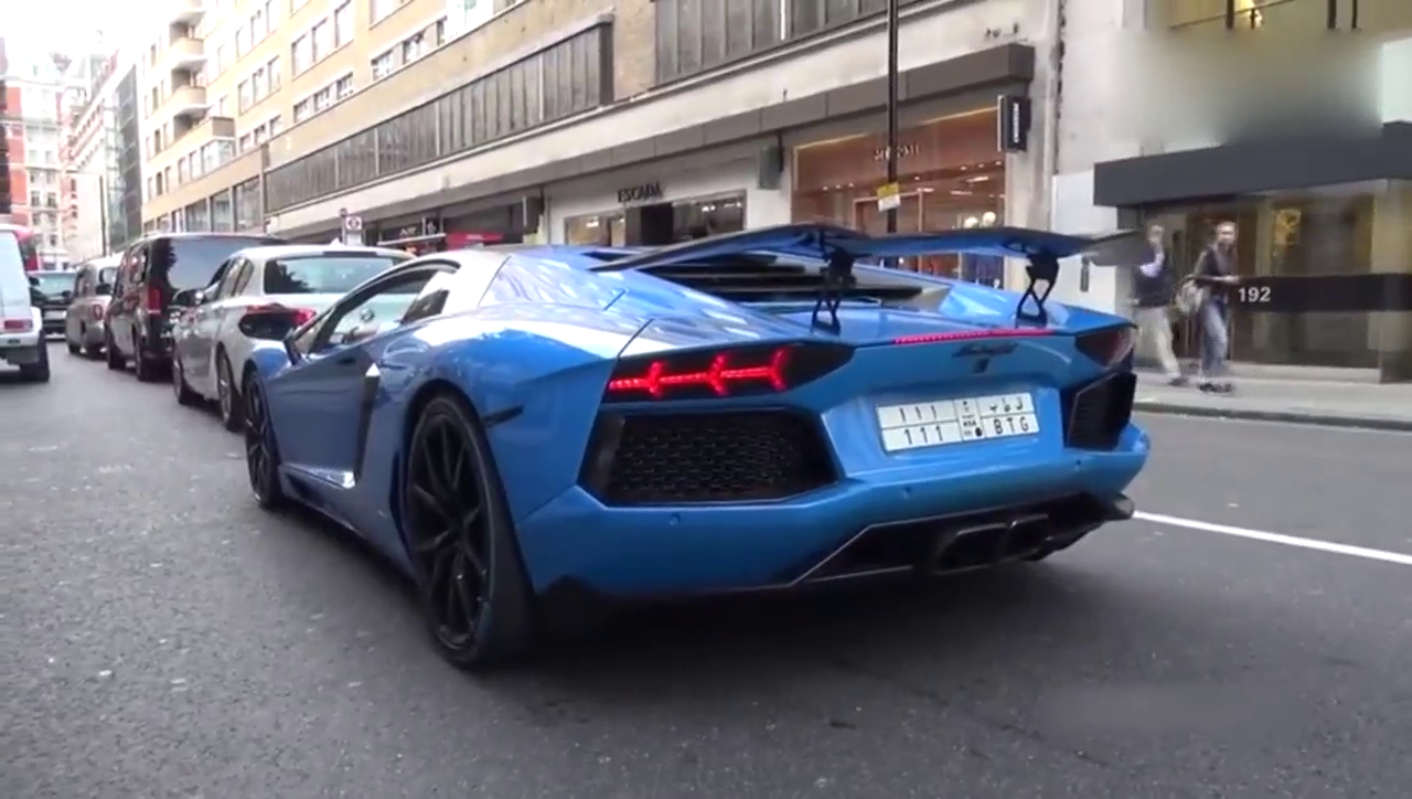 迷人的蓝色跑车在路上太酷炫了