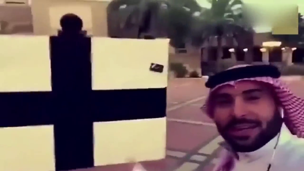 迪拜土豪收到一辆超级跑车作为礼物,打开箱子后,太酷了