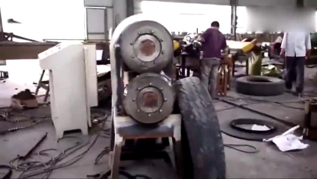 汽车卡车废旧轮胎粉碎回收设备生产线！