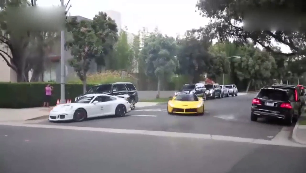 花了3000万刚买的超级跑车，一脚油门踩下去，悲催的一幕发生了！