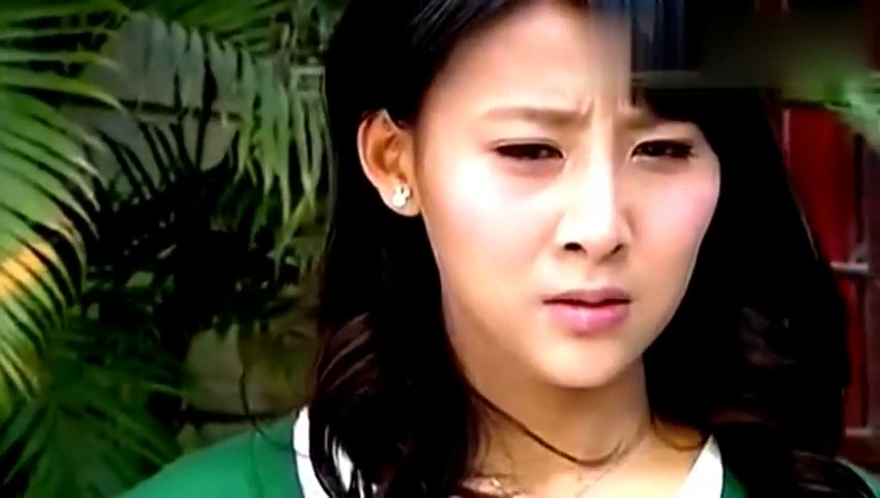 两位大妈抢出租车，没想到儿子开着豪车来了