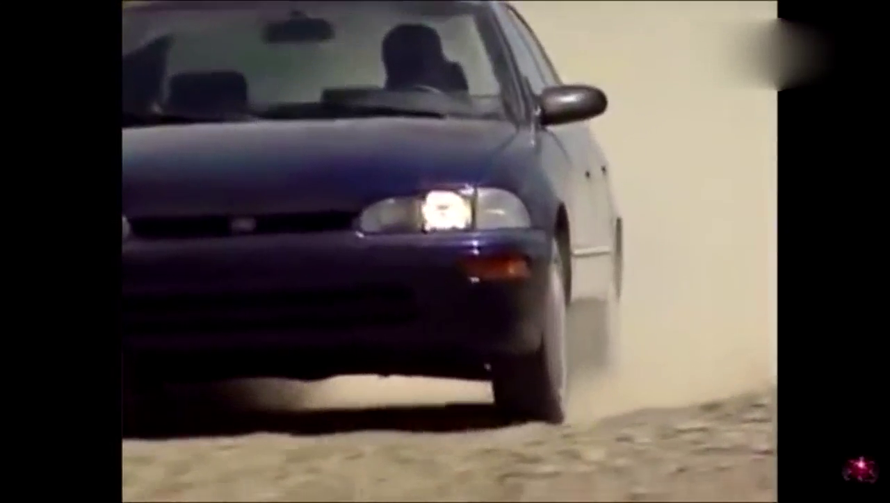 矿用卡车和小轿车比飙车，鹿死谁手