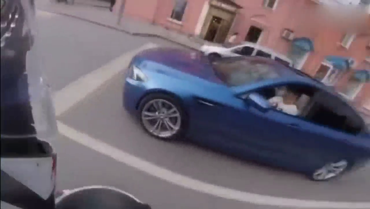 开跑车起火了 看看小伙子是怎么解决的