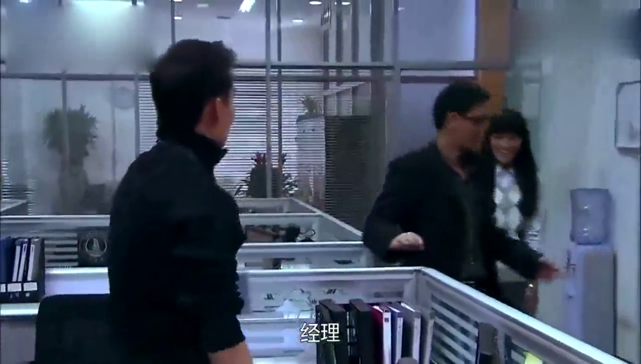 年轻女孩公司报到，和师傅出去吃饭开跑车，师傅懵了