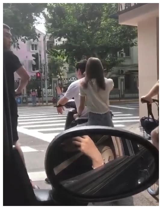 网友偶遇王思聪街头骑电动车,后座载白衣美女遵守交规等红灯