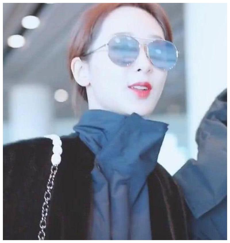 杨紫机场遭粉丝围堵,跟佟丽娅学了一招,无形将