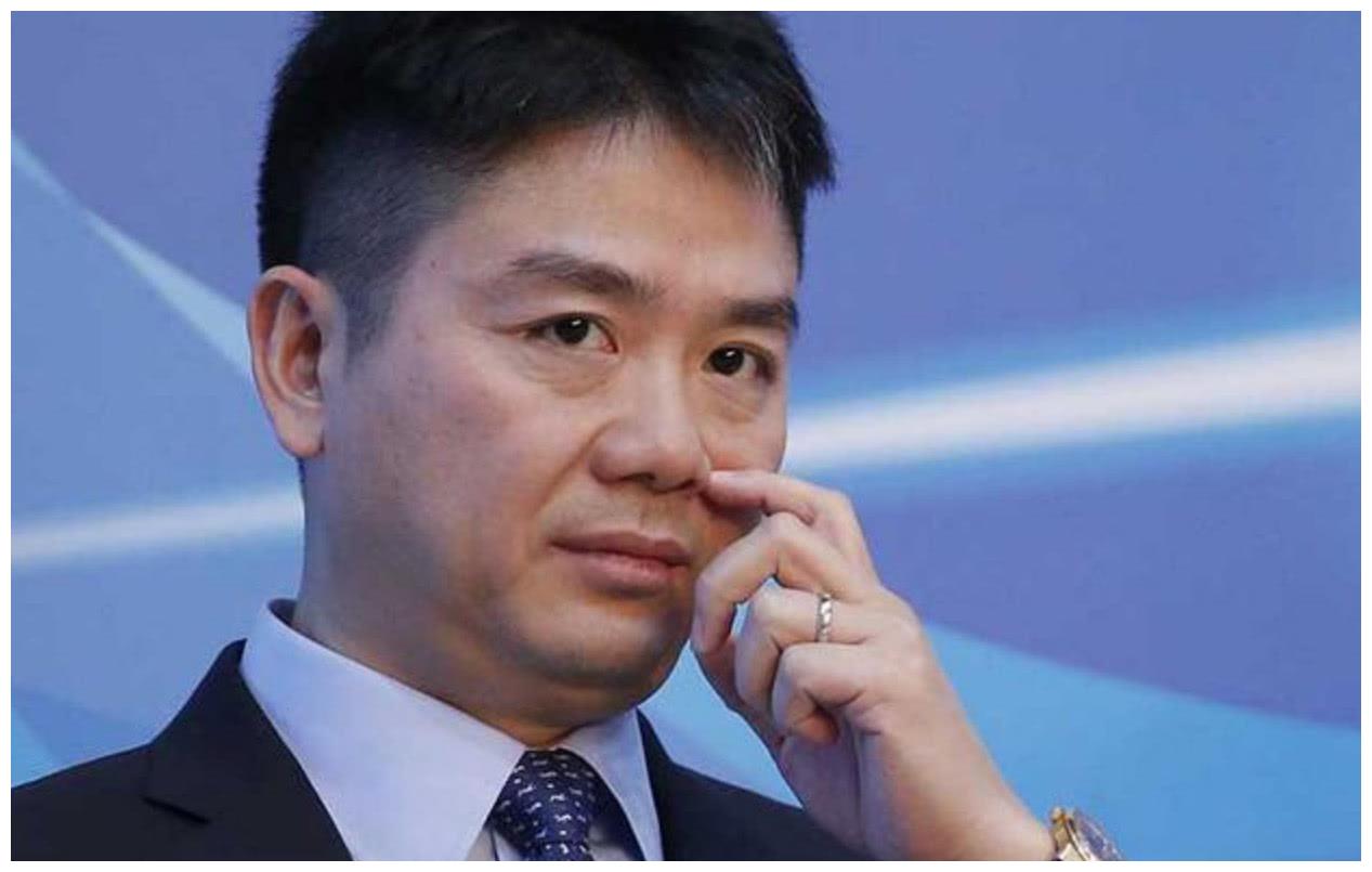 刘强东接受采访助理要给他化妆,看他接下来的