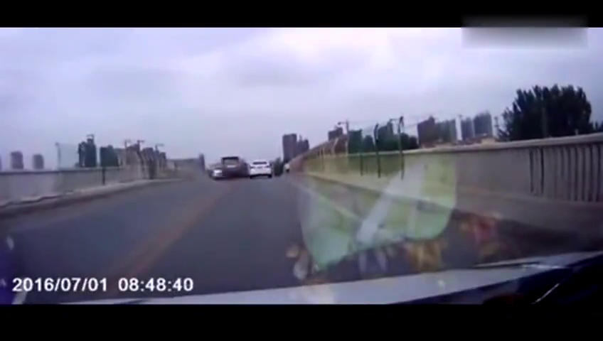 视频：荣威350多次上坡急刹故意别车，被面包车一车人瞬间解决