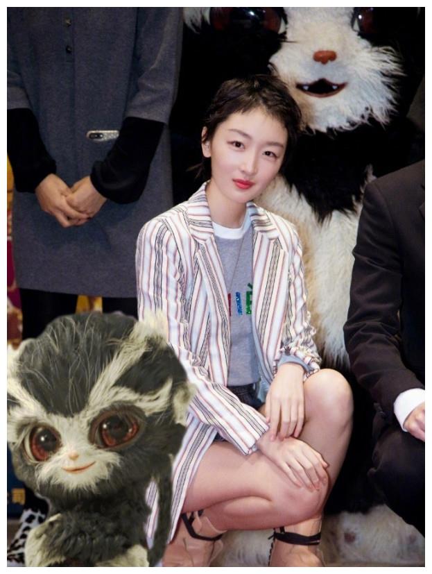 以娇小玲珑著称的周冬雨脚却挺大,这鞋子说40码都信,看呆了