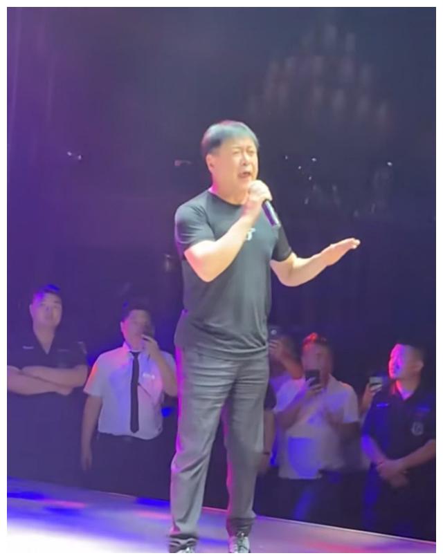 曾是国家一级演员，后因流氓罪入狱，如今61岁夜店唱歌