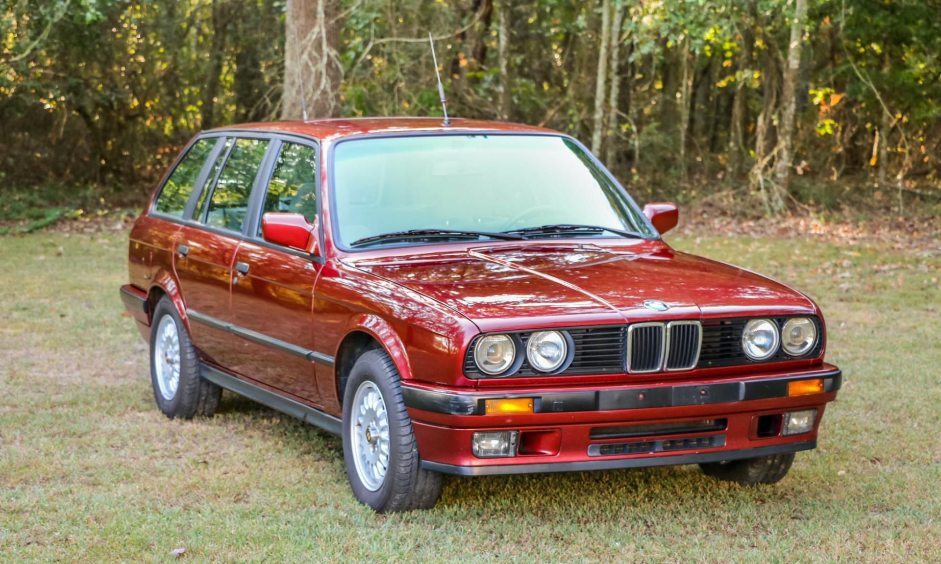 采用Calypso红色的宝马324td 旅行车，2.4升柴油涡轮引擎