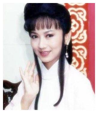 赵雅芝为赶时髦,上衣就只系一个纽扣?网友:奶奶能好好穿衣吗