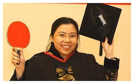 乒坛女皇邓亚萍败光20亿，儿子是法国国籍，下跪外国人让人心碎