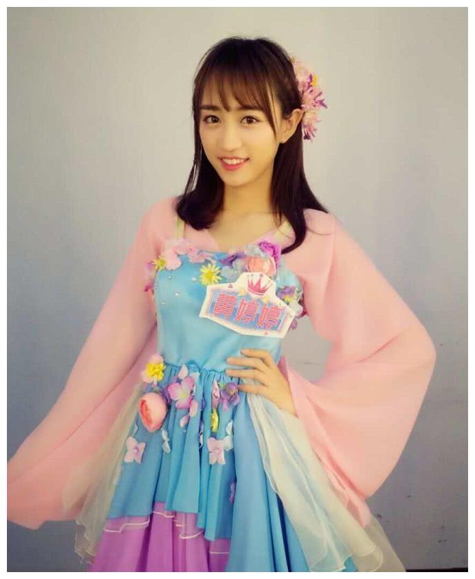 黄婷婷在娱乐圈赚了多少,全身戴满了全金的饰品,简直壕中之壕