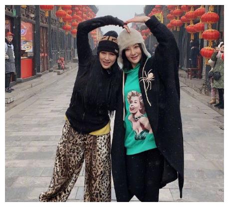 51岁大陶红罕见现身,低眉浅笑气质温婉,却意外撞脸姚笛袁立?