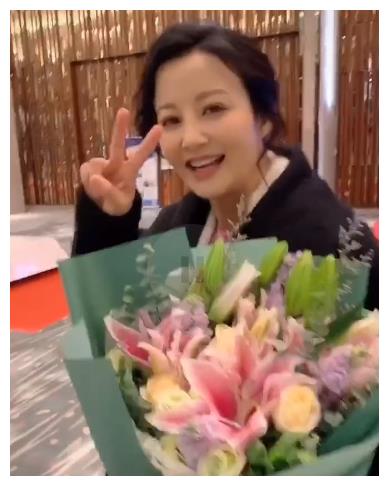 51岁大陶红罕见现身,低眉浅笑气质温婉,却意外撞脸姚笛袁立?