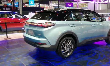 哪吒也来闹车展？新车搭三联屏，可续航五百公里，是不是很酷