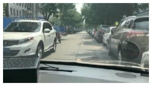 石家庄一7米宽的双向道上被划停车位,市民:还让人走吗