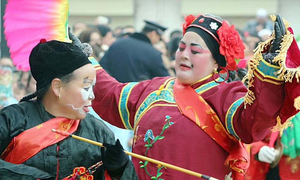 龙山小镇正月初九,传统文化节日上的人见