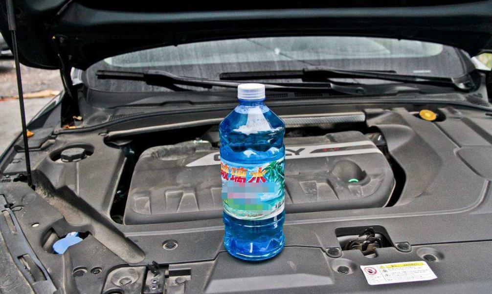 车玻璃水用完，可以自己添加吗？维修工：别瞎搞，出事后悔都晚了