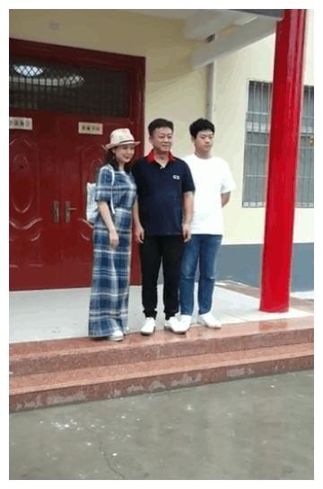 朱军带老婆孩子回老家省亲,儿子身高已赶超朱军,一家三口超恩爱