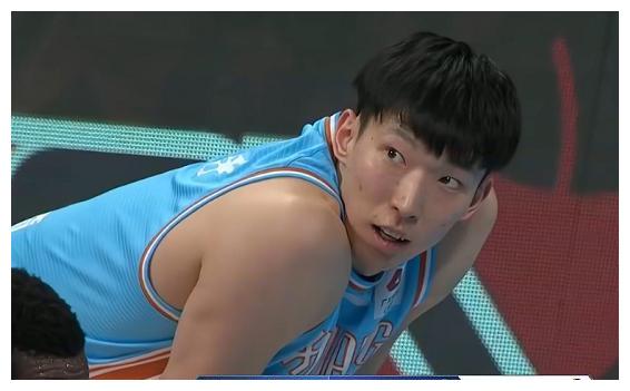 一次失误毁掉比赛？周琦两罚不进被批最后不如丘天，翟晓川丢绝杀