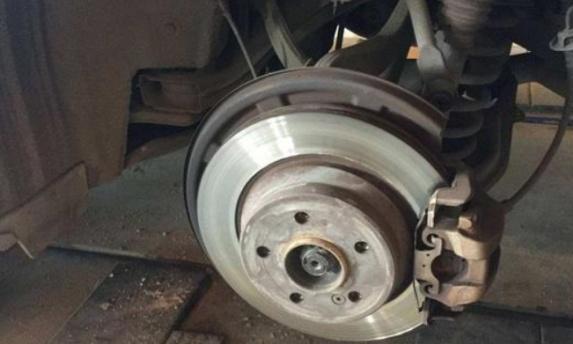 汽车刹车片多久更换一次？修车师傅：这个公里数可以拿去做参考！