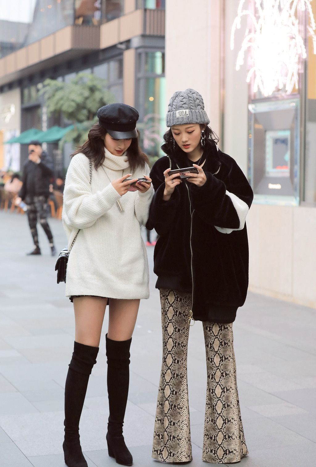 韩国街拍为你做日常着装示范，搭配简单又不乏亮点，轻松潮爆街头-服装潮流搭配-CFW服装设计网手机版