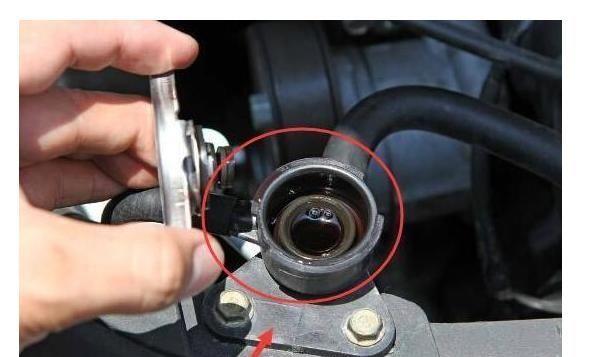 一半人养车只知换机油，太笨!定期清理这个孔，车能多开好几年