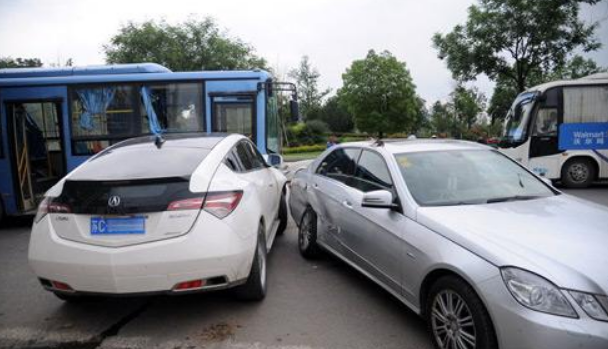 撞上豪车真的无比悲惨，耗尽身价也不管用，交警的建议不错